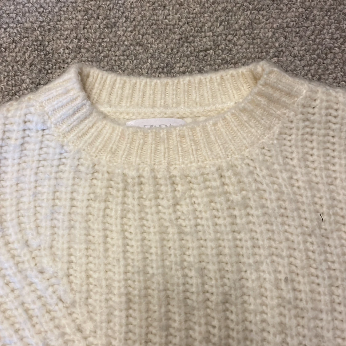 Stickad vit tjocktröja - 91