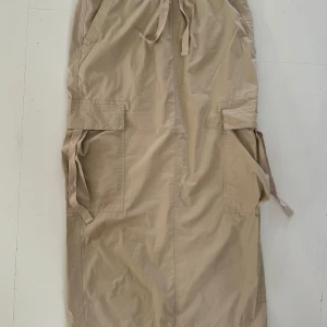 Cargo-kjol, endast använd 1 gång - Maxi-lång cargo-kjol med slits i bak från ASOS-design.  Använd 1 gång. Perfekt skick!  Stl 40 ❣️