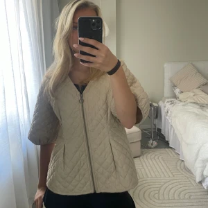 Kortärmad jacka från lindes - Superfin jacka som man både kan ha inomhus och ute!!! Knappt använd och i fint skick✨hör av dig om du har fler frågor elelr vill ha fler bilder✨💕