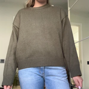 Grön stickad tröja - Grön stickad tröja med en snygg passform, Clare Rose x Nakd