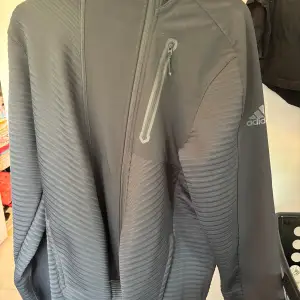 Adidas zip Hoodie i nyskick 10/10. Ej använd på grund av att den inte passar. Nypris cirka 700-800kr.