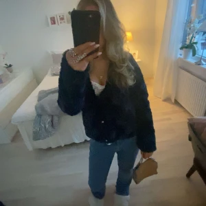 Höst / vår päls  - Bilden är tagen med den mörkblå men det är samma jacka bara en annan färg .Ur snygg päls i toppen skick! Passar perfekt nu mot våren och hösten. 💕💕