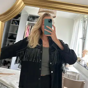 Denim jacka i svart med detaljer från Zara. Storlek: s-m 