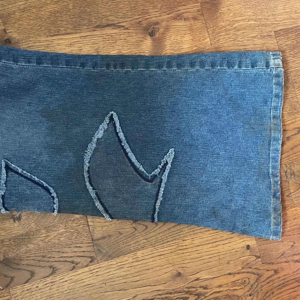 St 38, köpta second hand  Bra skick förutom fläckar längst ner på benen. Dessa fanns där när jag köpte dem och smälter in ganska bra i färgen.. Jeans & Byxor.