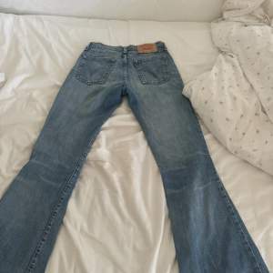 Säljer ett par lågmidjade bootcut jeans från Levis då dom var för små för mig i midjan , endast testade 🫶🏻