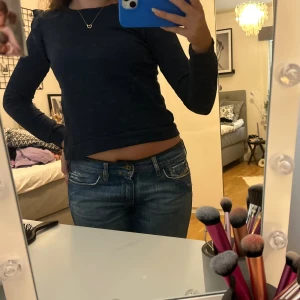 Mörkblå tröja med volangdetaljer - Säljer en snygg mörkblå tröja med volangdetaljer på axlarna!! Tröjan är i storlek 146/152, men passar en xxs/xs 🤍🤍