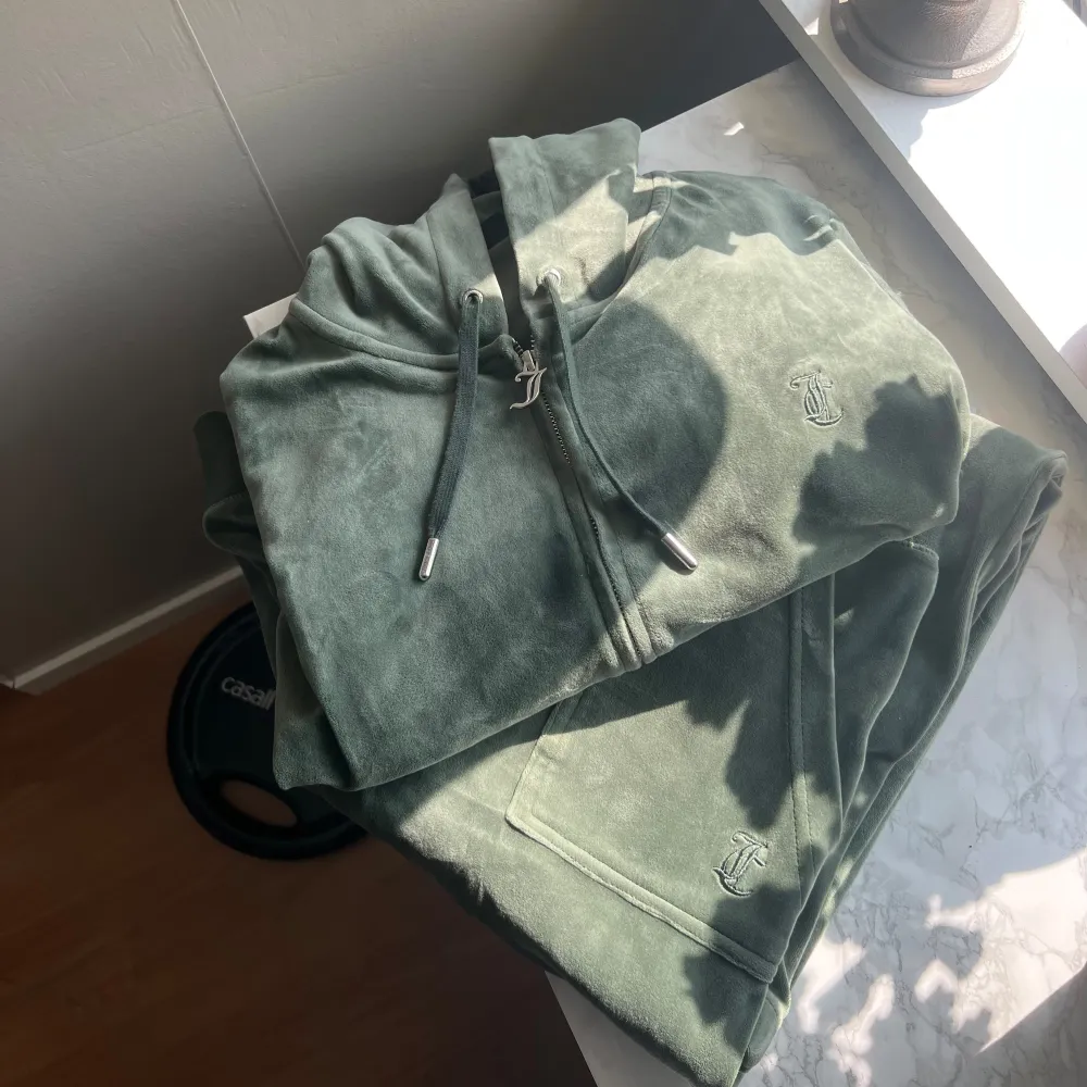 Juicy couture sett i färgen moss green, superfint skick! Byxorna i storlek S och hoddie i storlek M.  Nypris 2500 kr från Nelly.com  Köpare står för frakt . Jeans & Byxor.