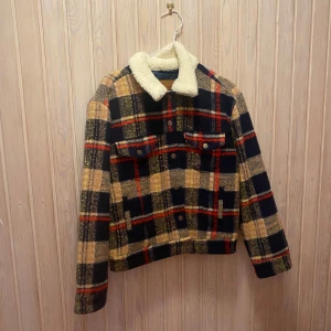 En jacka från Levis  - Supermysig och varm jacka till hösten. Säljer de då den inte kom till användning. Mycket bra skick. 