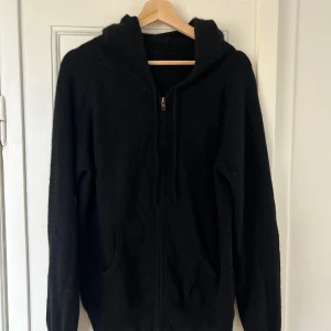 Davida Cashmere luvtröja - Svart davida cashmere luvtröja. Använd ett fåtal gånger.