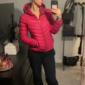 Peak jacka - Perfekt jacka för kallare höst/mildare vinter! Superfin färg, äkta Peak Performance jacka men inte i nyskick därav priset. 💕