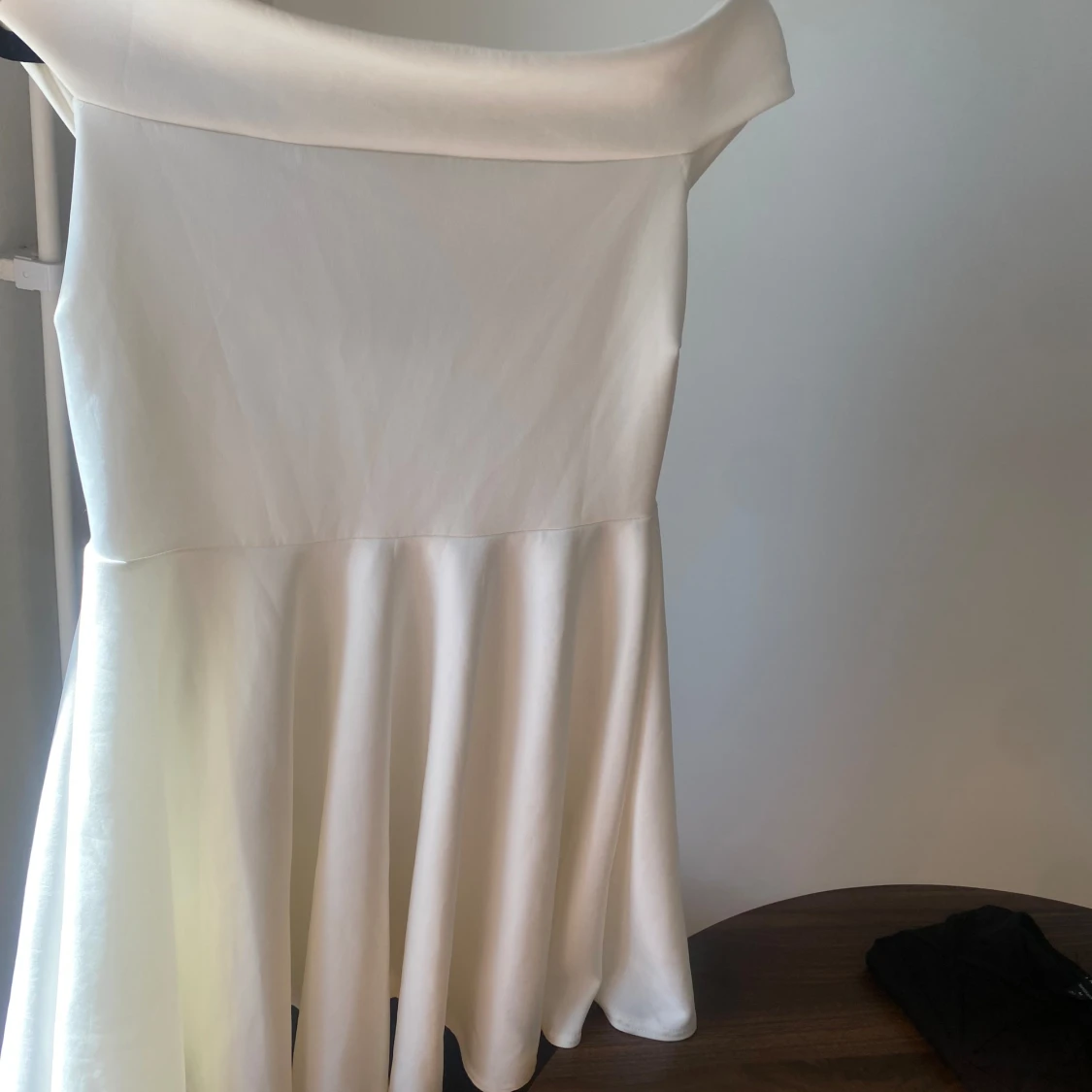 Vit axelbandslös klänning