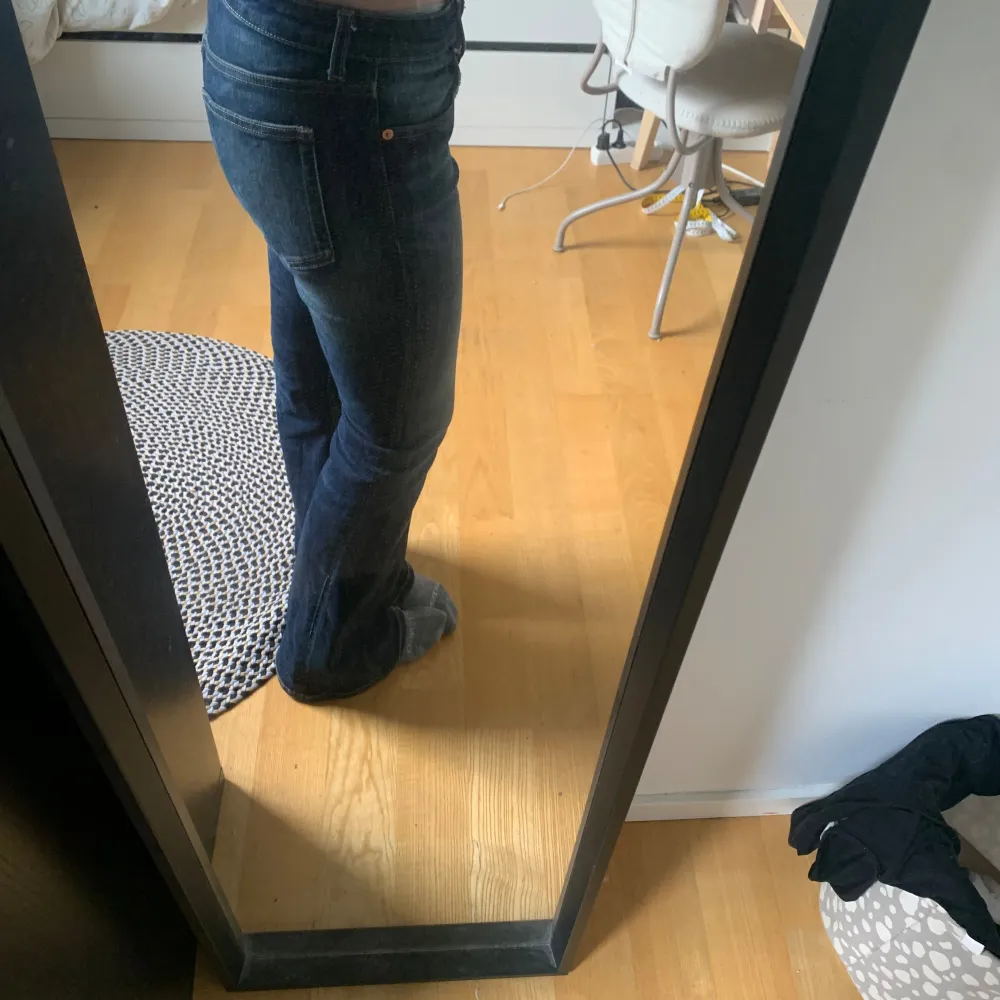 Ett par mörkblå bootcut jeans från weekday som ej andvänds i storlek W32 men passar oxå folk som andvänder jeans i storlek 36 (vanlig 36 inte W36) som jag gör 🩷🩷🩷 köptes in för 590 och säljs för 385. Farkut & Housut.