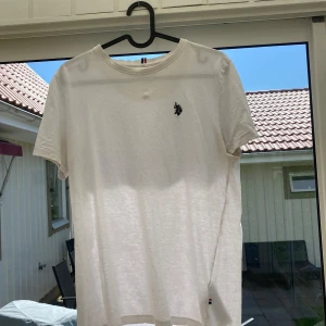 U.S polo Assn t-shirt - Väldigt fin t-shirt från U.S polo Assn. Tveka inte att höra av er vid funderingar.