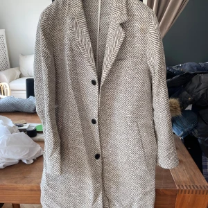 Vintage Zebrarock: Uniforms for the dedicated  - Använd vår och höst rock med mindre fläckar som försvinner efter kemtvätt. 