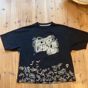 Skicka bud lägsta bud 300 kr. Svart t-shirt från Ecko Unltd. med ett stort, detaljerat tryck med ormskinn på framsidan. T-shirten är i bomull och har en avslappnad passform. Perfekt för en casual look! Högkvalitet på materialet (grov