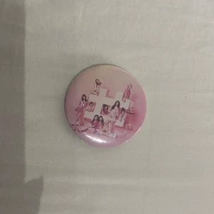TWICE pin - Köptes på närcon (2019?). Bra skick!! 