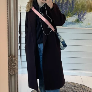 Kappa - Så fin kappa i ullmix som är mörklila / brun. Tecken på användning finns, men sparsamt använd. Skriv för fler bilder 💕 Nypris 1499 