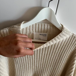 Stickad tröja - Stickad tröja från selected femme💕 Oanvänd, stl: xs🤍