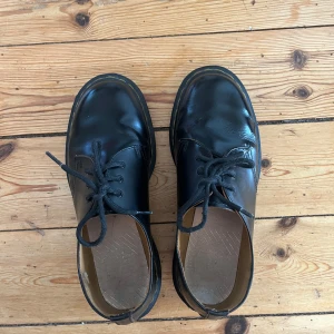 Låga Dr. Martens  - Jag säljer mina Vintage 1461 Dr. Martens (nypris 2300kr). Skorna är sparsamt använda men få defekter förekommer (se bilder). 