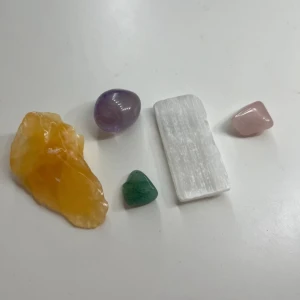 Kristaller - Säljer riktiga kristaller. Ametist, rosenkvarts, grön aventurine, orange aventurine och selenit💕