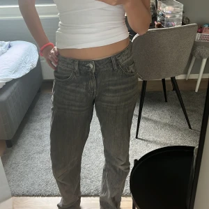 Lågmidjade jeans  - Säljer ett par grå arrow low jeans ifrån weekday. Nypris 590kr. De är i bra skick och bästa inte ens använda. 