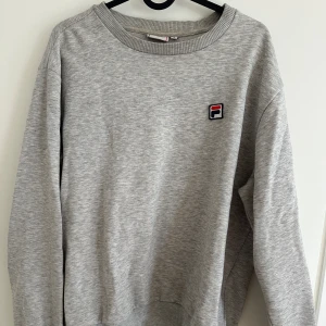 Fila sweatshirt - En tröja från fila i small. Inga defekter. I bra men använt skick.