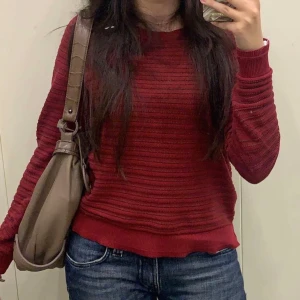 Röd stickad tröja - Säljer en snygg röd stickad tröja som är perfekt för höst och vinter. Den har en normal passform med långa ärmar och ribbade muddar vid ärmslut och nederkant. Tröjan är supermysig och passar både till vardags och lite finare tillfällen. Perfekt att matcha med jeans eller kjol! ❤️