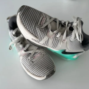 Basketskor Nike lebron 7s - Använd en säsong. Bra skick Nypris ca 1500