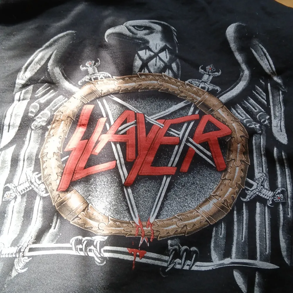 Sjukt snygg svart slayer zip up, säljer då den tyvärr inte kommit till så mycket användning🥲 köpt secondhand men är i bra skick, kommer inte skicka några bilder med den på❤️. Hoodies.