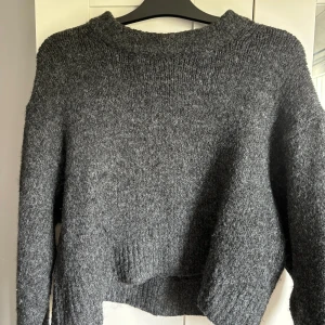 Stickad tröja - Används inte längre men är i superfin grå färg