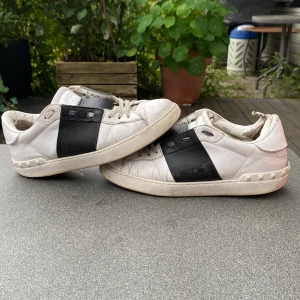 Valentino skor - Säljer dessa valentino opens som är använde men helt okej skick. De värsta defekterna är på insidan och syns inte när man har på dem. Nypris är ca 6500 mitt är 1000. Priset är inte hugget i sten. Storlek 40 sitter som 40,5
