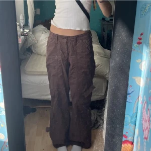 Bruna cargo byxor - Det första två bilderna är lånade av tidigare ägare🤗 har andvänt mycket men är i bra skick förutom att jag har sytt up dem, med det går lätt att sprätta up💕 midjemått rakt över 39cm+ stretch, inrebenslängd 67cm+ 9(om man sprättar), lågmidjade❤️
