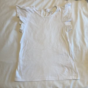 🤍•Vit volang blus•🤍 - Hej! Säljer denna super fina volang tröjan på grund av att den inte är min storlek. Storleken är 128 men passar 138, Blusen är i väldigt bra skick på grund av nästan aldrig använd. Kontakta mig innan köpet🤍🌟