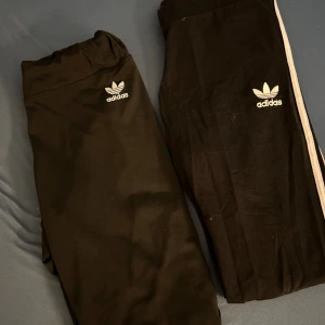 Leggings - Två stycken addidas leggings. Bra för en promenad eller träning. Användt men i bra skick. En stycken L och andra Xl. En för 50 både för 80.