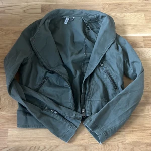 Grön jacka - Jätte fin grön jacka från H&M🫶🏻