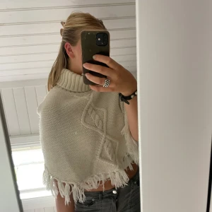 Stickad poncho  - Säljer min stickade poncho i storlek s 