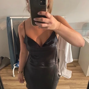 Klänning  - Klänning med öppen rygg🙌bra skick bara en slitning bak som syns på sista bilden