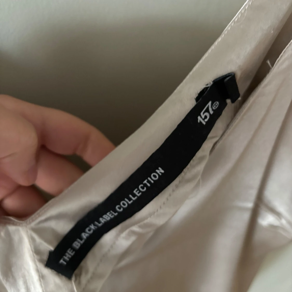 Champagnefärgad sidenklänning från The Black Label Collection - 91