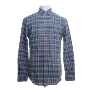Polo skjorta - Skjorta från Polo Ralph Lauren i 100% bomull. Skjortan är använd men i bra skick(7/10). Passar perfekt som den är eller kombinerat med overshirt. Både till vardags eller uppklätt. Hör av er vid intresse! Priset går att förhandla..