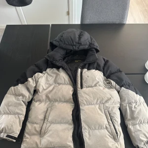 Polo Ralph lauren jacka - En fin Polo Ralph lauren jacka. Skick 6/10 pga skulle behöva en tvätt och skadorna på bild 3, 4. Hör av er av intresse!