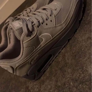 Nike Air Max 90 - Anledningen till att jag säljer dem är att dom är för lite för små. Har använt dem bara en gång och sulan är bara smutsig. Annars är dem rena uppe.