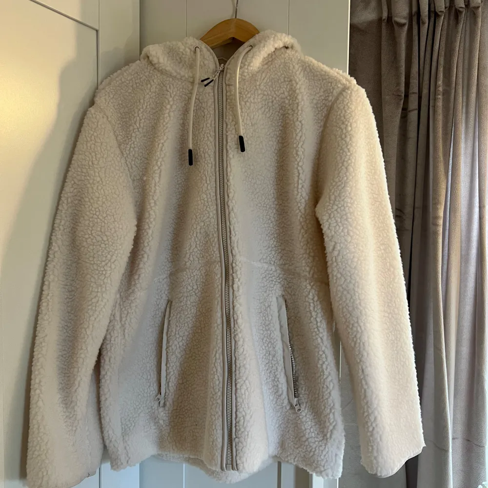 Pilejacka från H&M, storlek XS 🤍. Lite oversized. Knappt använd, som ny. Nypris 549kr.. Jackor.