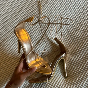 Klackar  - Guldiga klackar med band