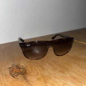 Ray-Ban boyfriend  - Ray-Ban boyfriend i väldigt bra skick, inga revor och dem ser helt nya ut.  