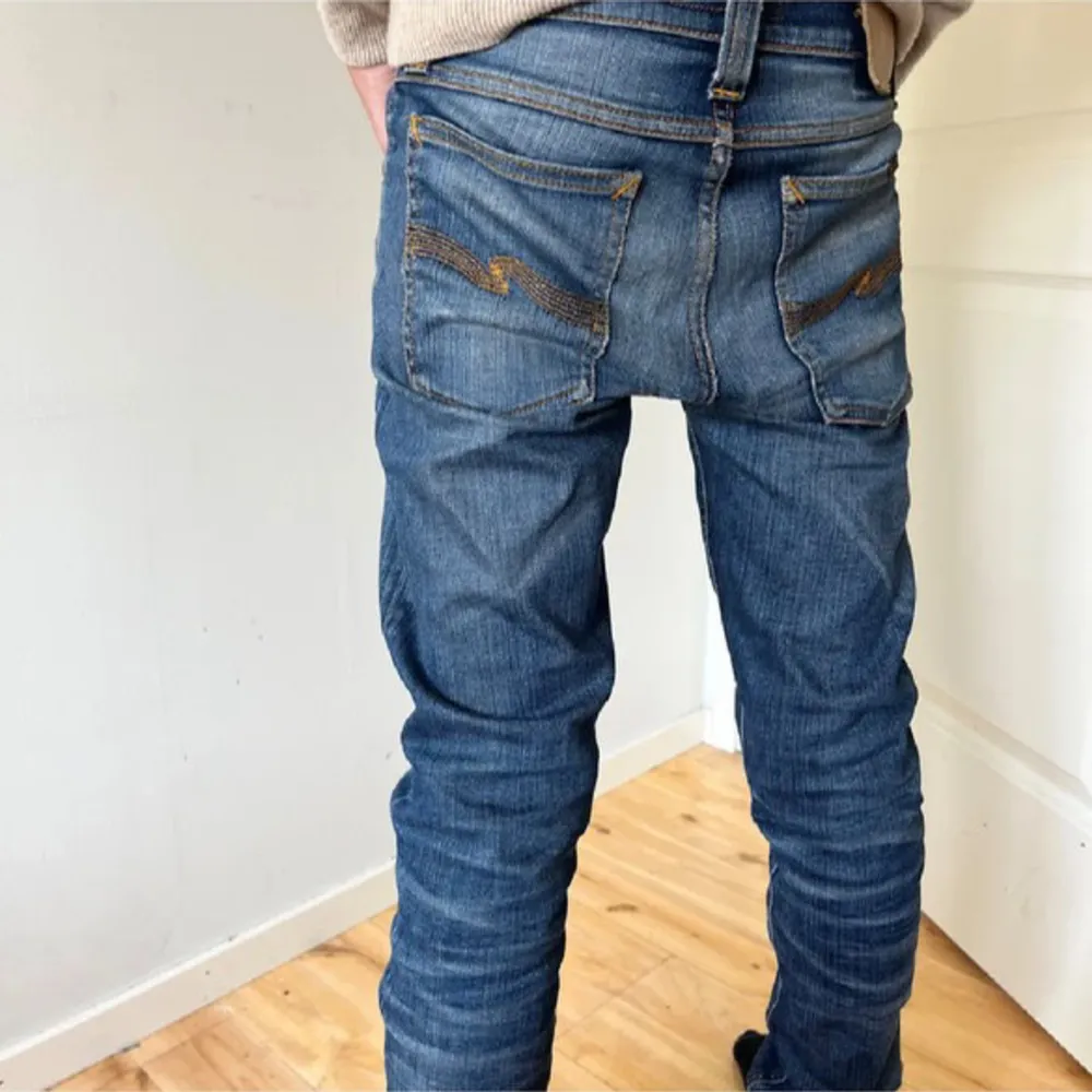 Säljer ett par rikigt feta Nudie jeans o rikigt bra skick, tveka inte att skriva vid minsta fundering om jeansen, priset är inte hugget i sten.. Jeans & Byxor.