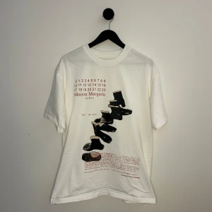 Maison Margiela T-shirt - En riktigt fet Maison Margiela tisha, skön o unik🔥 Använd fåtal gånger, så är i riktigt fint skick, kan dock strykas för finare ytor🙌💯. Passar ungefär S/M. Hör gärna av er vid flera frågor eller funderingar! 