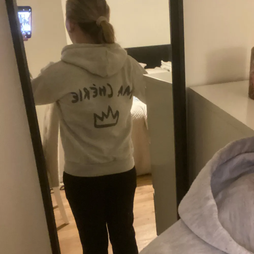 Säljer en grå Hoodie från Gina Young då den inte kommer till användning längre, på fram och baksidan står de ” Ma chérie”. nypris - 250kr. Tröjor & Koftor.