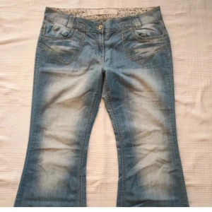 Lågmidjade Bootcut jeans - Säljer dessa snygga jeans som jag köpte här på plick❤️