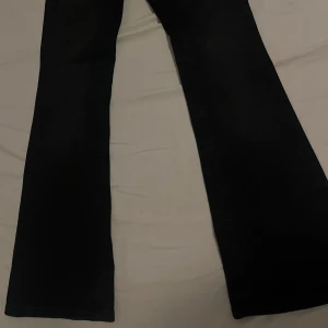 Flared jeans Mid-Waist - Säljer helt nya flared jeans från only som är mid waist och prislappen är fortfarande kvar, den finns även i storlek M. Köpta för 549kr 