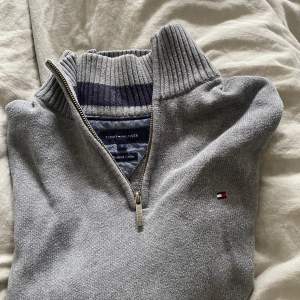 säljer denna half zip från Tommy hilfiger. Bra skick, endast testad ! Storlek S. Hör av er om ni har någon fråga, svarar på allt !